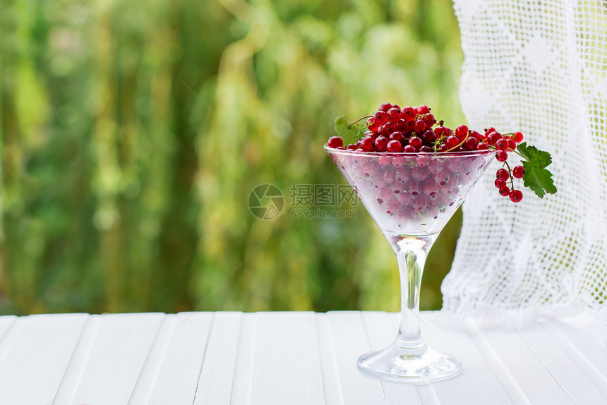 夏天液体黑加仑红花和浆果在白桌上有机水果红花和浆在白桌上图片