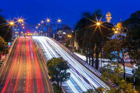 泰国Phitsanulok市路边夜间交通灯彩色的美丽景象旅行亚洲地标图片