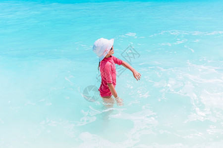 快乐小女孩在海边度假玩水图片