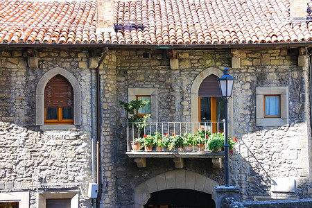 镇在阳台上放鲜花的意大利豪宅地标百叶窗图片