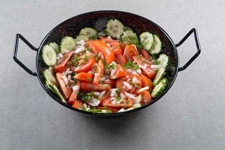 吃成熟束在圆金属碗里一片红西番茄加黄瓜和洋葱图片