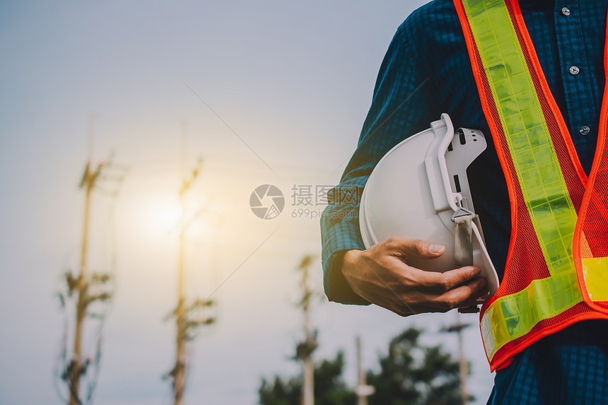 电的建筑学工程有白色安全帽和电杆背景蓝图图片