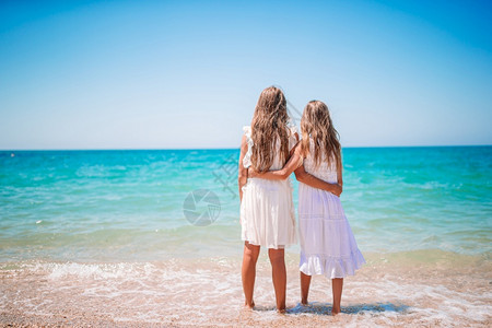 海景幸福海滩上可爱的小女孩在海滩上玩得开心的可美小姑娘图片