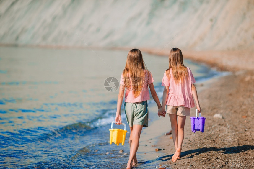 童年海滩上可爱的小女孩在海滩上玩得开心的可美小姑娘自然马尔代夫图片