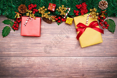 卡片冬天圣诞季节背景和新年快乐礼物盒和木本红樱桃以极好的图片