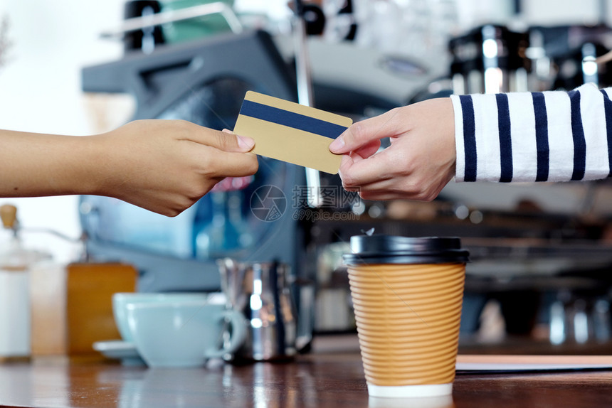 客户通过信贷咖啡柜台借记电子卡食品和饮料业务概念支付咖啡的客户交易酒吧借方图片