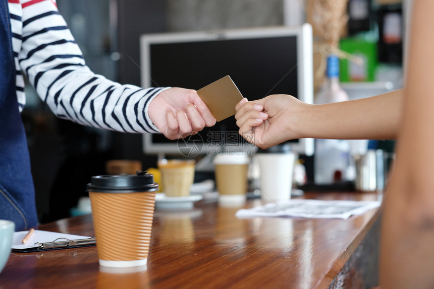 女商业的咖啡店客户通过信贷咖啡柜台借记电子卡食品和饮料业务概念支付咖啡的客户图片