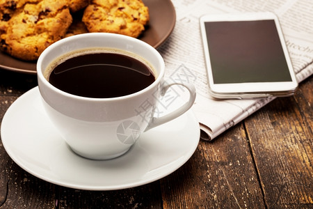 消息甜的金融咖啡与饼干和报纸的休息时间照片图片
