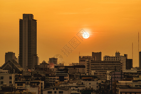 日落时曼谷市泰海兰的空中塔和天真实的现代城市图片