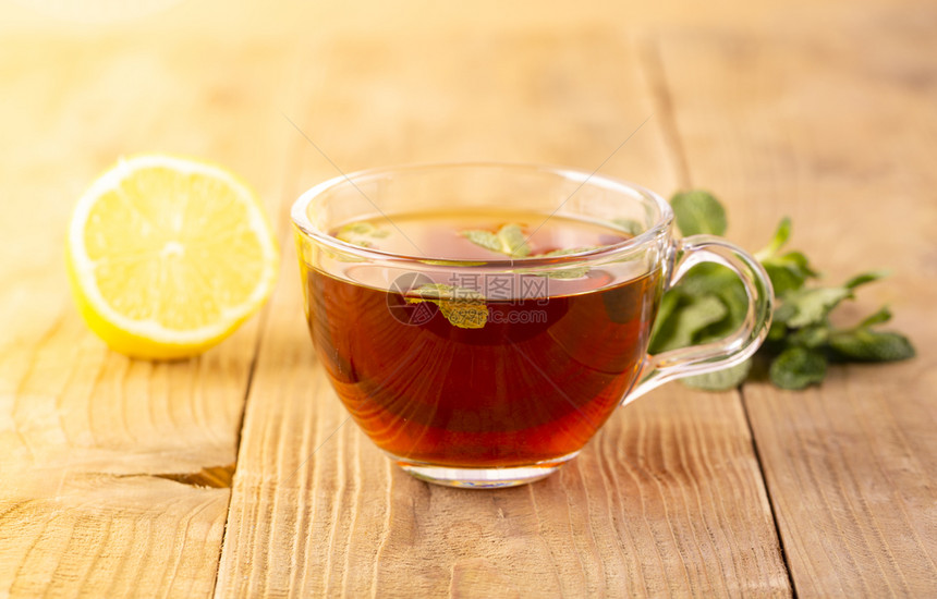 抗氧化剂木制的一杯茶棕色木制餐桌上含薄荷和柠檬的茶玻璃图片
