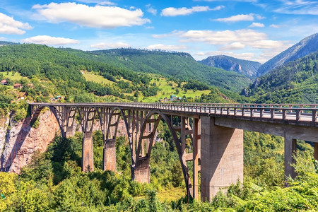 久尔杰维奇Durdevica桥在Tara河上黑山美丽的风景旅行游峡谷背景