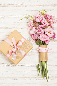 简单可选择的花朵美丽束新鲜粉色枯叶花面上现装的木板图片