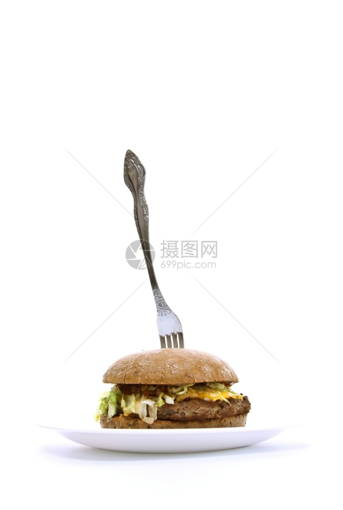 叉子卡在脂肪三明治中白背景小吃黄瓜绿色图片