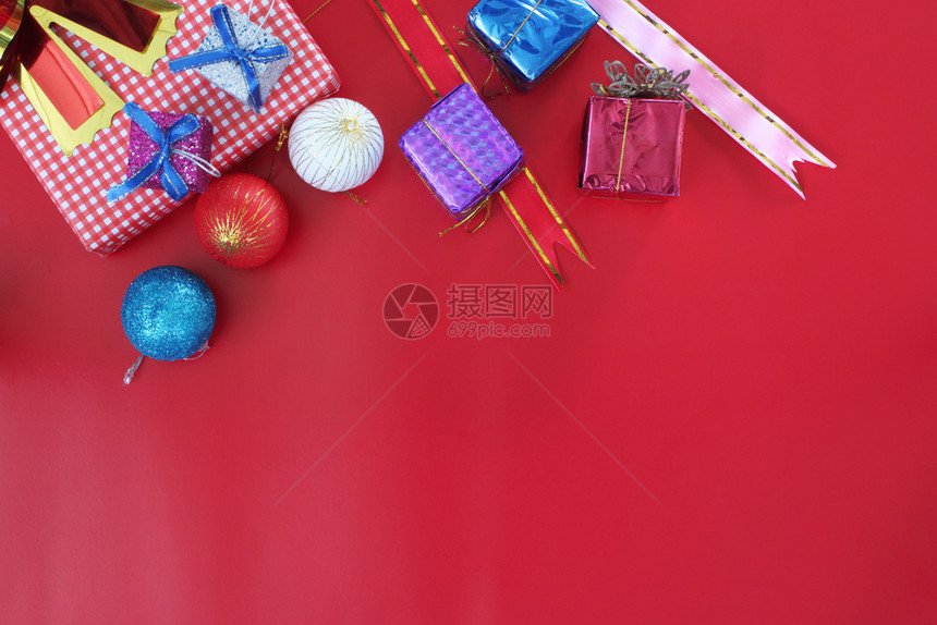 节日冬天红色楼层Top视图上的圣诞装箱饰品并有复制空间用于设计团体图片