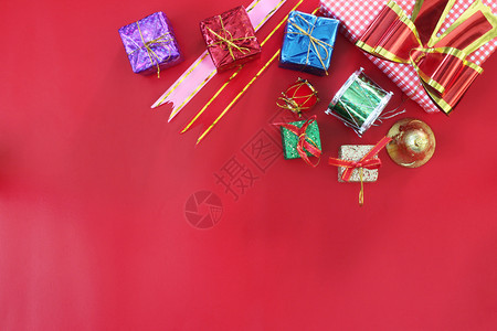 使成为目的红色楼层Top视图上的圣诞装箱饰品并有复制空间用于设计假期图片