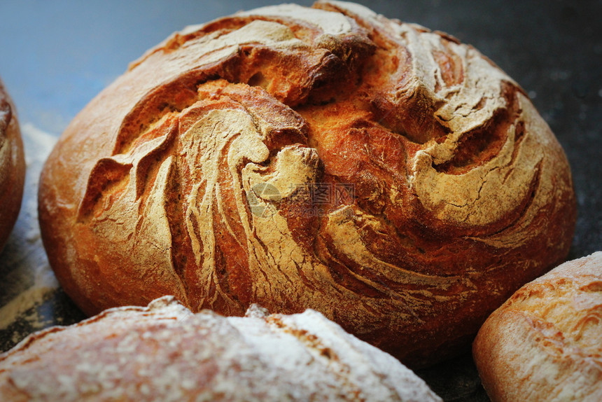 厨房海报生锈黑暗背景的土制面包新鲜烘烤自然图片