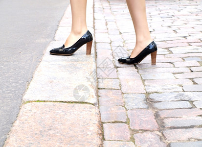现代的高跟鞋女在街上踏人行道女孩图片