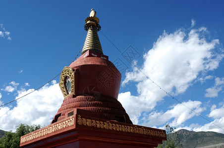 历史上的红色石塔对着蓝天佛教徒宝塔图片