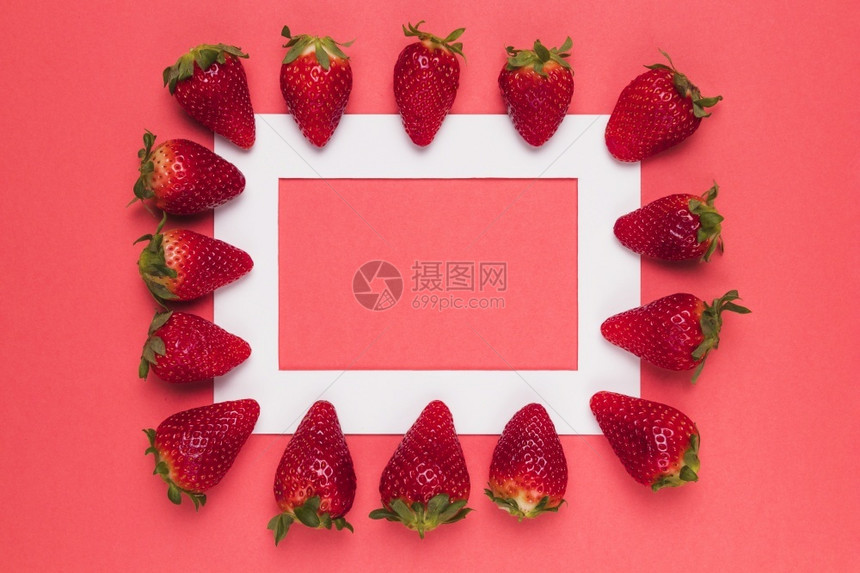 吃成熟边界多汁的草莓排成白边框粉红背景图片