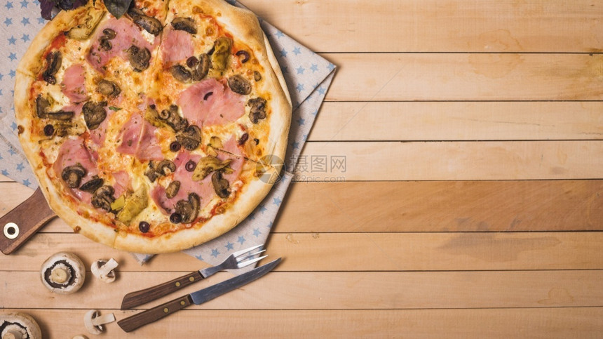用蘑菇木桌观看自制比萨和蘑菇木桌餐厅心面包店图片