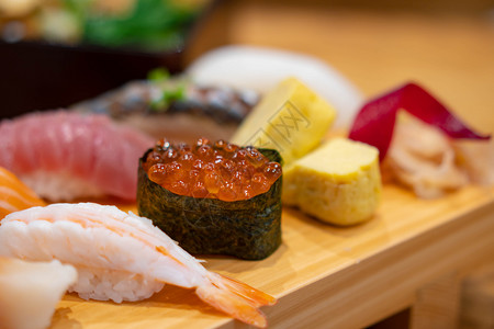 木制的菜单亚洲人带选择焦点的新鲜寿司图片