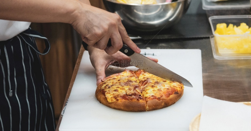 厨师准备比萨饼做的过程意大利语技能职业图片