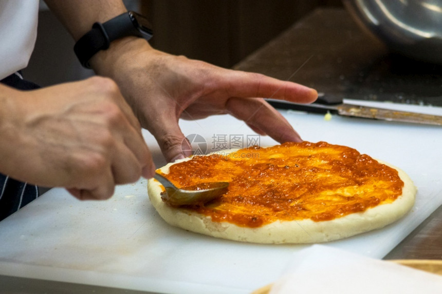 意大利语职业厨房师准备比萨饼做的过程图片