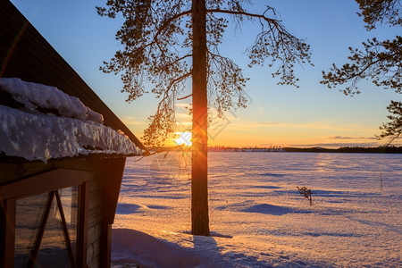 瑞典冬季风景的日落优美雪花图片