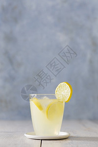 前视图玻璃柠檬水吃清爽甜的图片