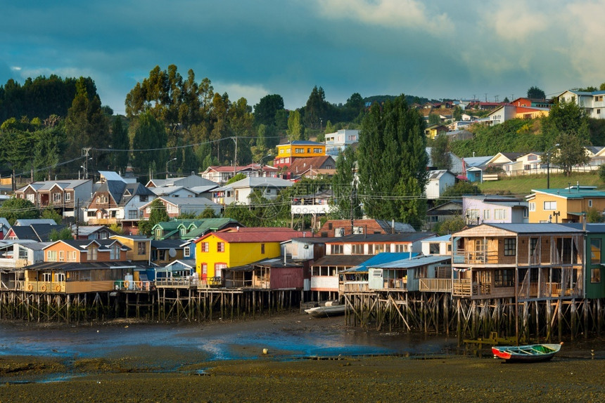 在智利南部Chiloe岛的Castro市中传统的石塔房屋被称为dalafitos城市帕拉菲托斯天际线图片