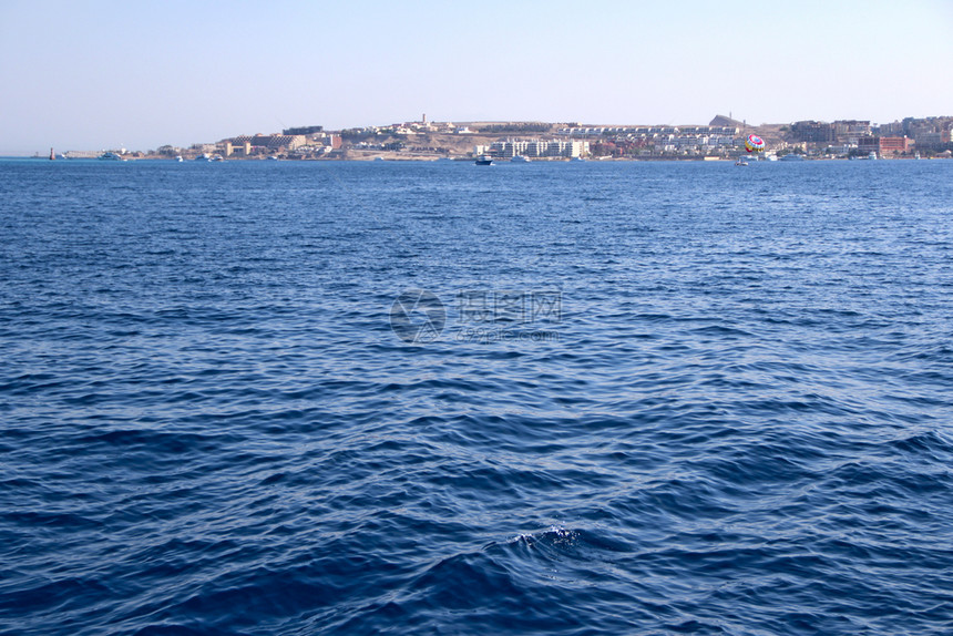 采取赫尔格达堤防与停泊船只和美丽的清真寺现代埃及城市海滨赫尔格达从红海查看埃及赫尔格达市从红海查看埃及赫尔格达市镇红色的图片