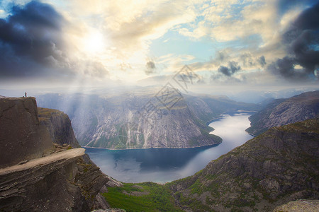 泰奥加Trolltunga令人惊叹的夏日景色挪威OddaRingedalsvatnet湖的Trolls舌头美丽的风景顶部有徒步旅行者天背景