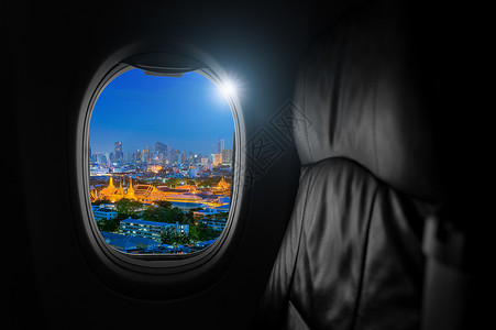 拉达那哥欣在泰国曼谷历史中心Rattanakasin泰国曼谷历史中心旅行和空中运输概念的旅行和运输概念中内地飞机以大宫为窗面实际上是一系列背景