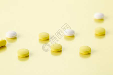 各种药片和用彩色背景使抗生素的胶片各种圆桌面和用黄色背景使抗生素的胶片囊剂反抗背景图片