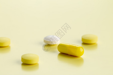 水平的霍鲁任科药丸各种片和用彩色背景使抗生素的胶片各种圆桌面和用黄色背景使抗生素的胶片背景图片