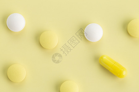 瘾各种药片和用彩色背景使抗生素的胶片各种圆桌面和用黄色背景使抗生素的胶片治疗药剂学背景图片