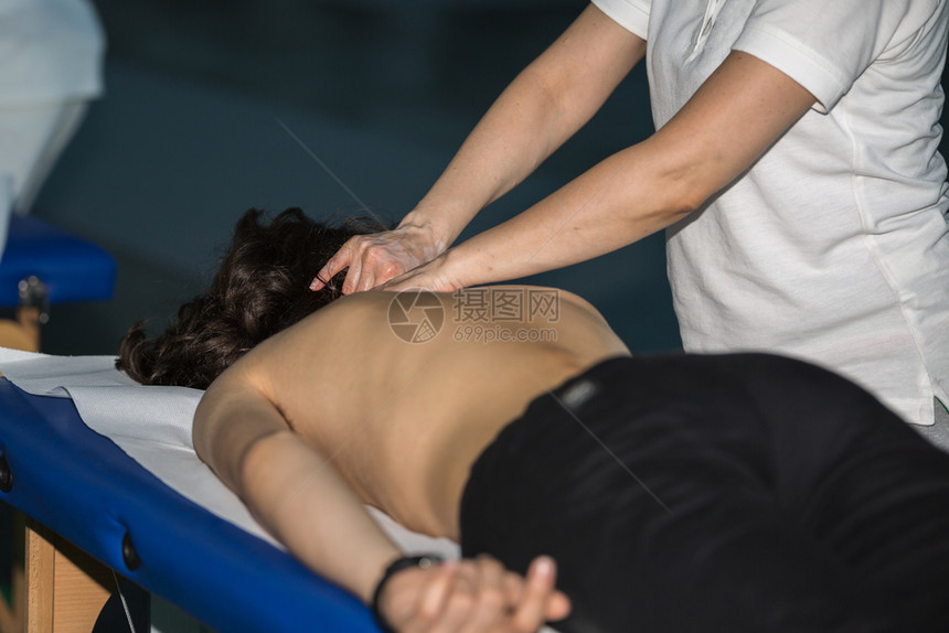 竞赛卫生保健身体的Athletersquos健身活动后的背部按摩WellnessandSportAthletersquos图片