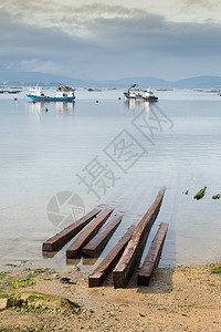 拜萨斯蜈蚣科西班牙RiasBaixasGalicia号渔船和贝壳床木林海岸背景