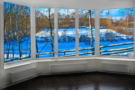 有窗的树窗后是白雪皑的冬天舒适房间有窗可以俯瞰冬天的村庄树内部窗户背景