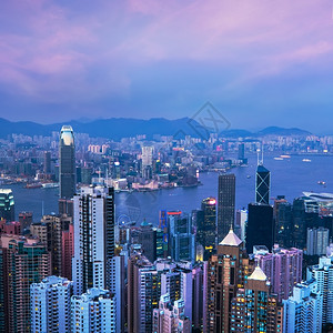 海日落时香港天际线和维多利亚港的空中景象旅游目的地都会购物图片