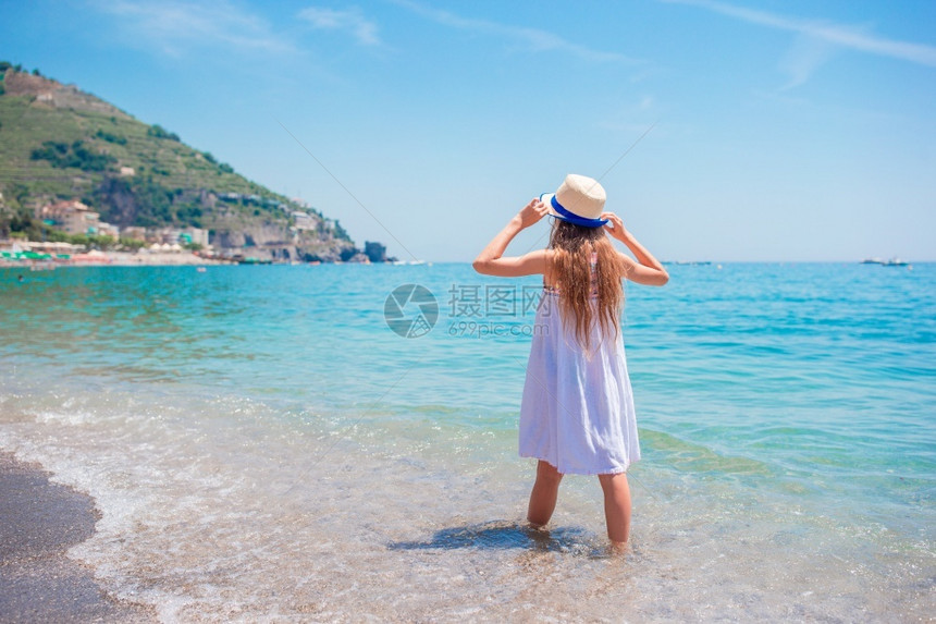 享受沙滩假日的女人图片