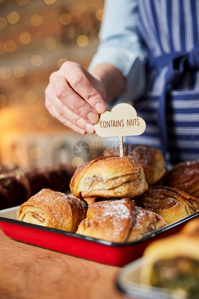 配料饮食过敏销售助理面包机装箱含NutsLabelInto新鲜烤肉桂饼包图片