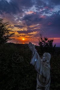 木头黄昏视野希腊科孚岛美丽日落时的雕像希腊科孚岛美丽日落时的雕像图片