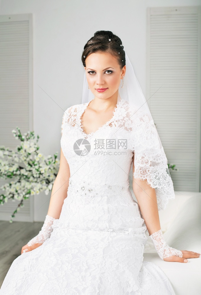 嘴唇情感身体美丽的年轻华新娘美貌和时装新娘在豪华的室内美丽容化妆和发型的时装新娘图片