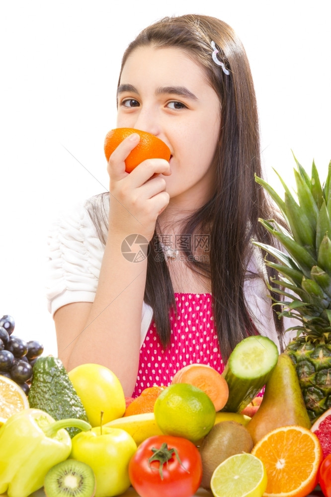 丰富多彩的品种带水果小女孩餐桌上有水果和各种的快乐女孩湿图片