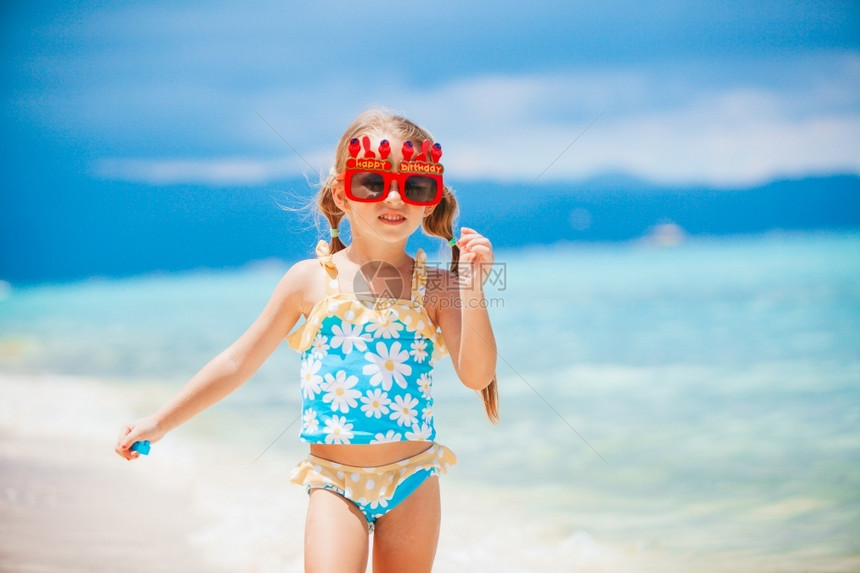 小女孩享受海滩热带度假图片