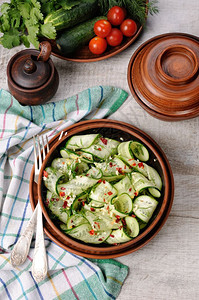 一碗来自黄瓜条的沙拉配有香料大蒜和豆子午餐带长寿的图片