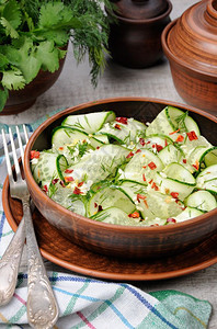 一碗来自黄瓜条的沙拉配有香料大蒜和豆子辣椒营养的饮食图片