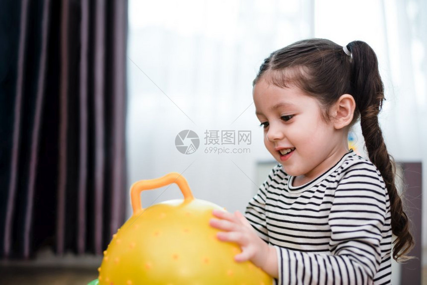 美丽的屋在家庭教育和幸福生活方式概念中玩橡皮球的小女孩在家庭教育和幸福生活方式概念中玩橡皮球有趣的学习和儿童发展主题游戏图片
