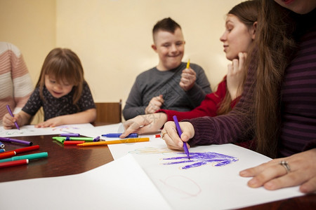 可爱的支持患有综合症的儿童在绘画中玩得开心朋友们图片